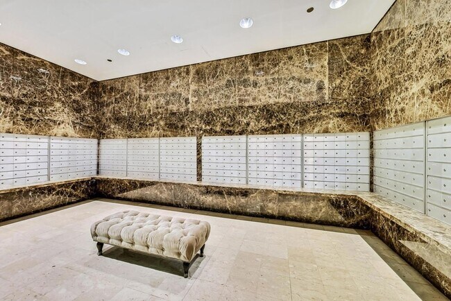 Building Photo - 10 E Ontario St