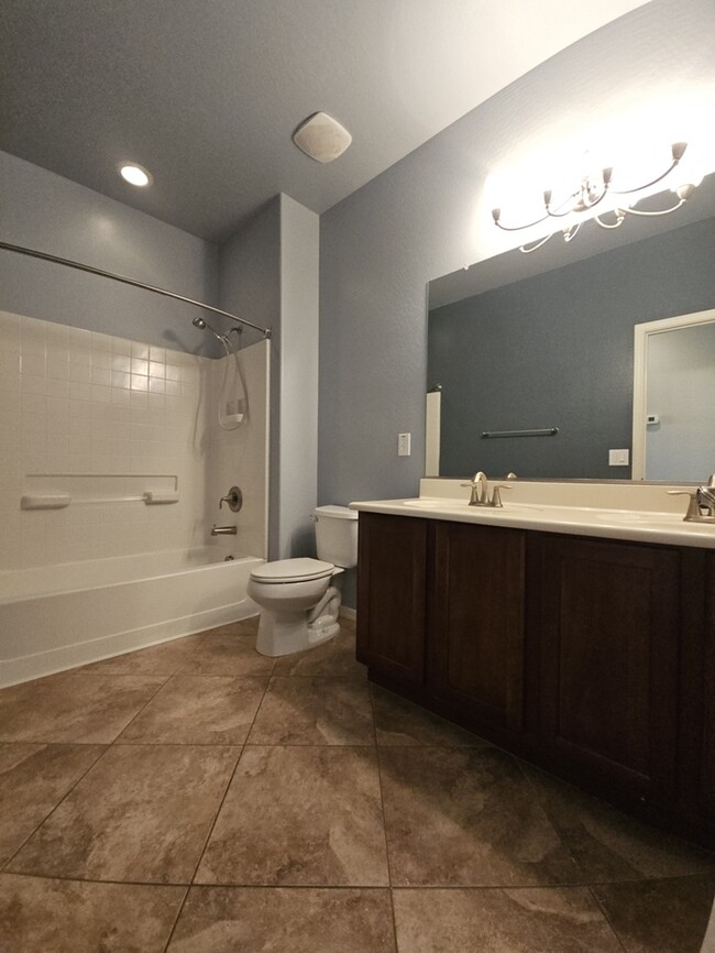 Building Photo - 845 E Doral Ct