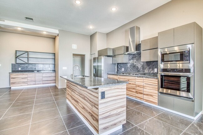Building Photo - Beautiful East side House 4 bed-2.5 baths, part of The Overlook Casa Club that includes Swimming ...