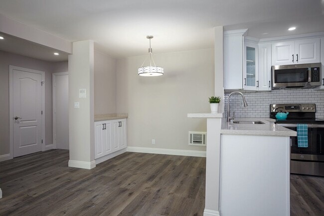 Building Photo - Newly Renovated 2 Bed + 2 Bath Condo in Pr...