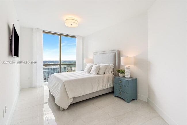 Building Photo - 100 E Las Olas Blvd