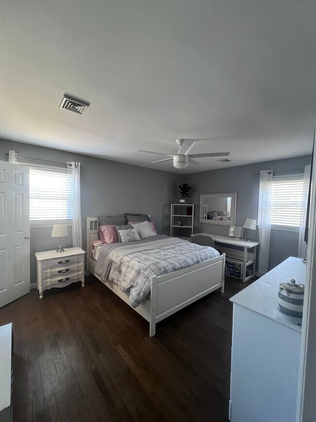 Building Photo - 724 Anna Pl