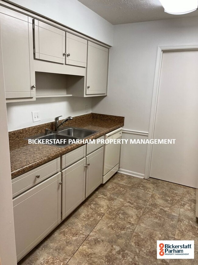 Building Photo - Great Experiences Are Just Around The Corner, Located Off Wynnton Road!