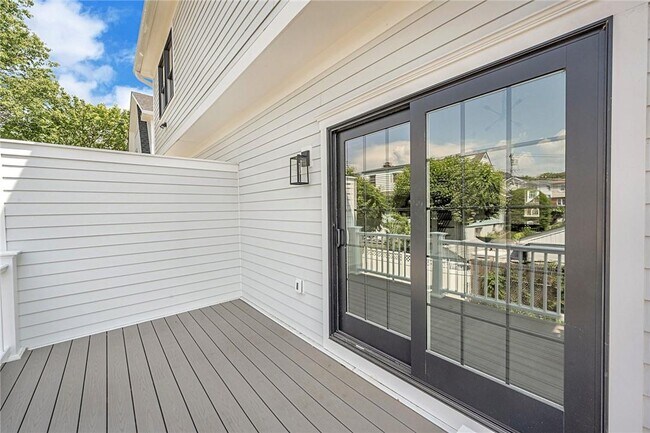 Building Photo - 10 Underhill Pl