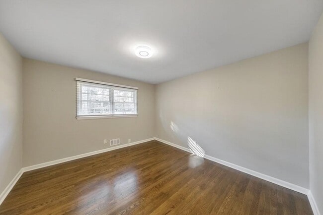 Building Photo - 909 Rosedale Dr