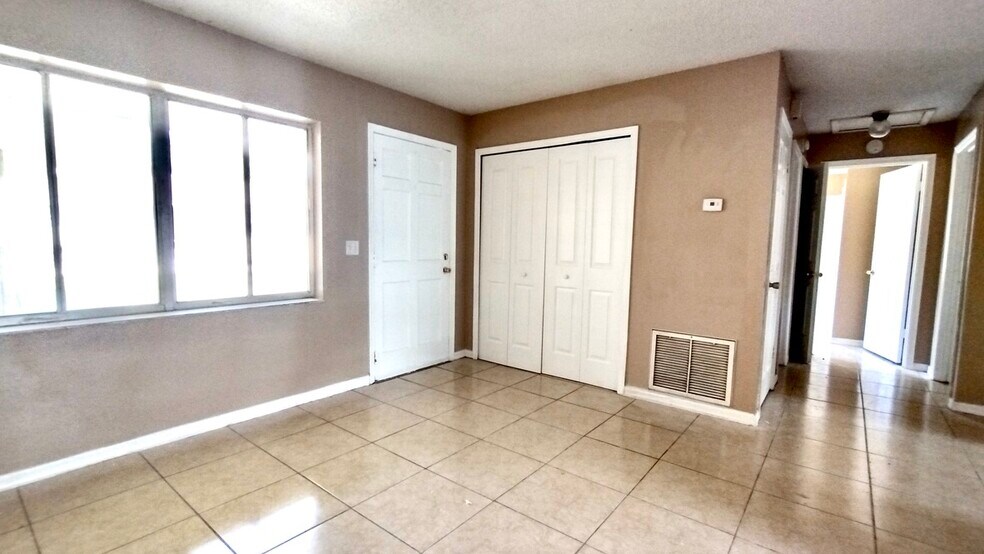 Building Photo - 1348 W Evans Cir