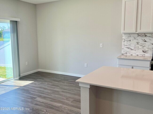 Building Photo - 14750 Cashew Ave