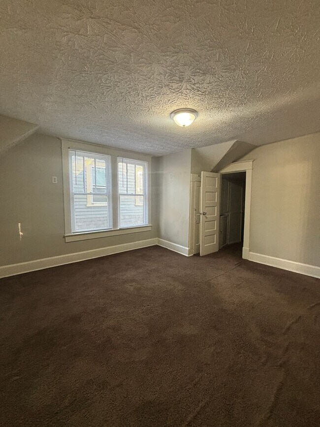 Building Photo - Charming & Updated Two-Story 2 Bedroom / 1...