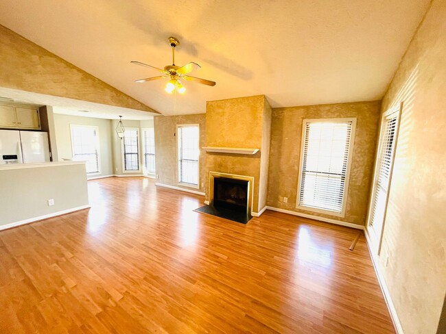 Building Photo - ** 2 bed 2 bath located off Taylor and Alt...