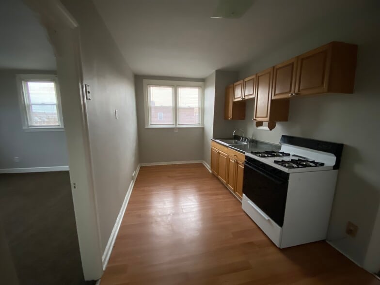 Kitchen - 4444 Loring St