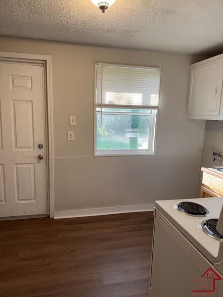 Building Photo - 4020 Kirkland Ave