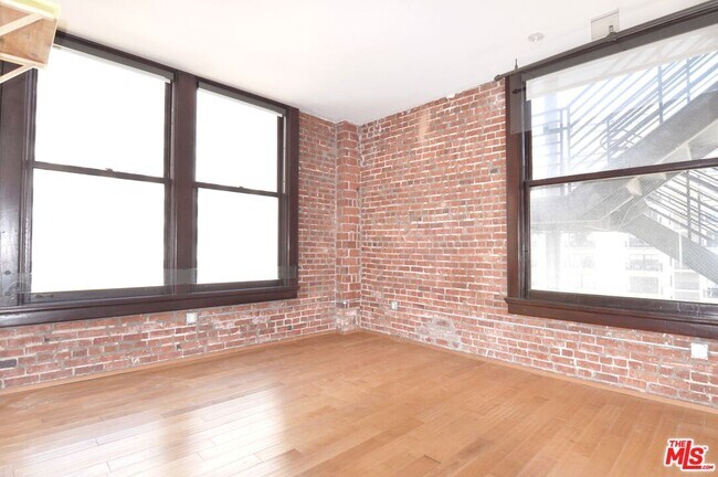 Building Photo - 460 S Spring St