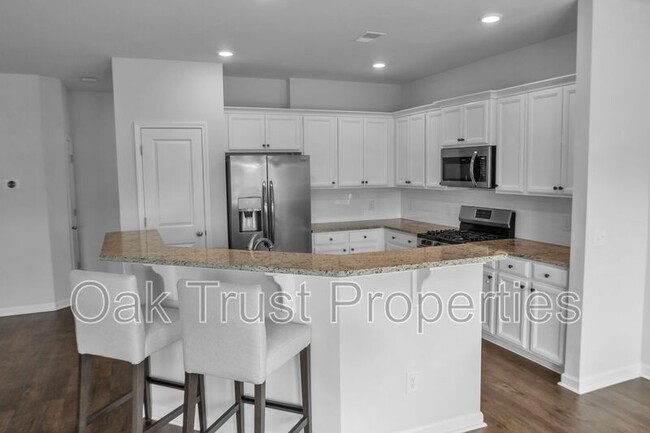 Building Photo - 821 Redbud Ln