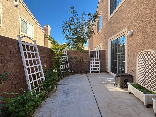 Building Photo - Great Two Bedroom Townhouse with a 1 car garage near Silverado Ranch area