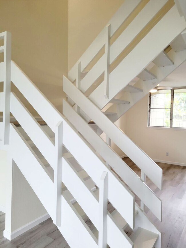 Building Photo - Available July 1, 2026 | A 3 Bedroom, 2.5 bath Townhouse with 2 parking stalls in Hokuala Hale