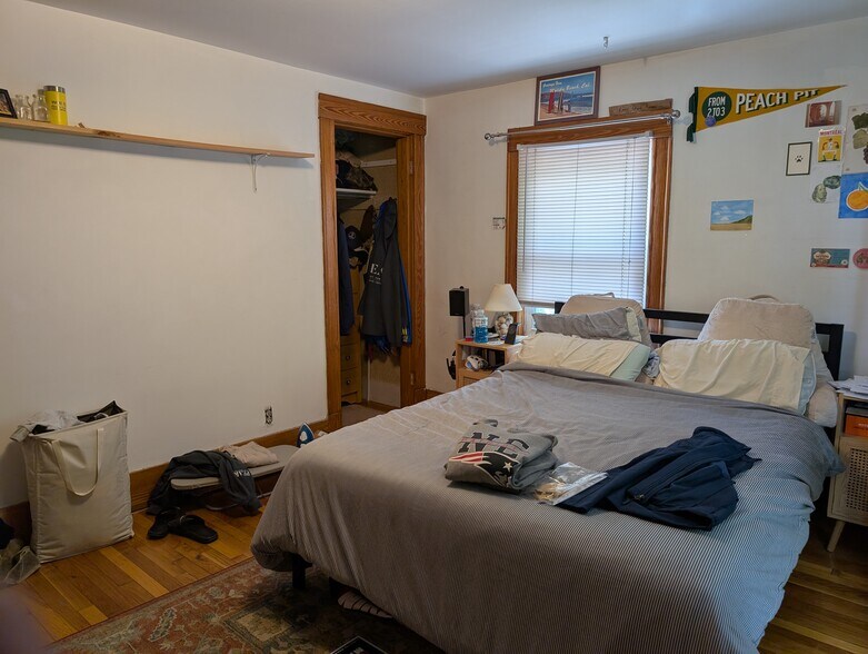 Building Photo - 27 South Crescent Circuit