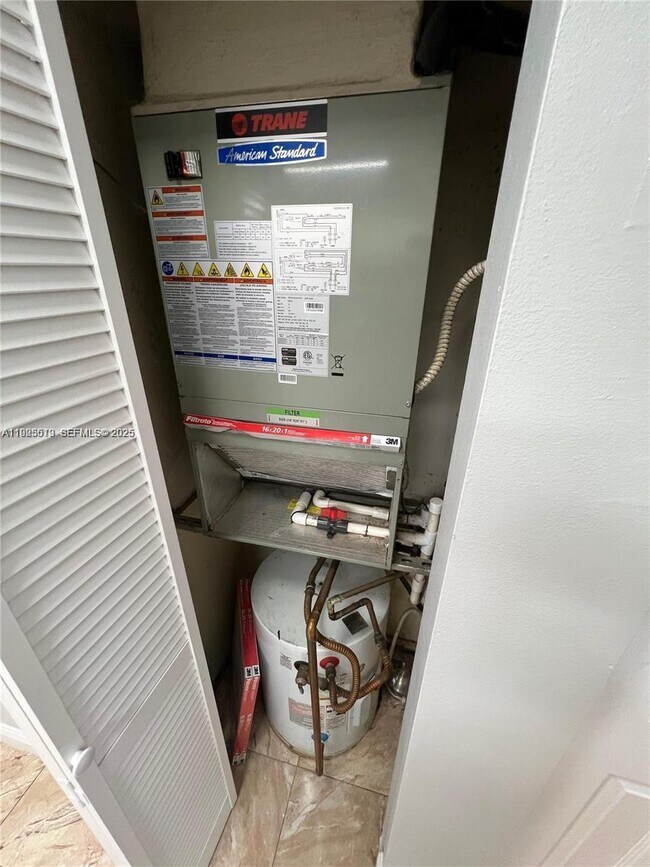 Building Photo - 1075 W 68th St