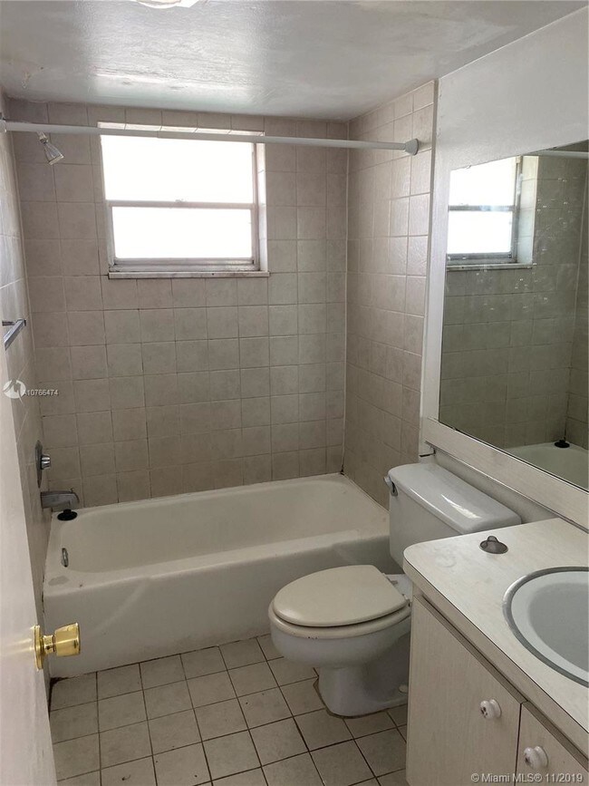 Building Photo - 950 Hillcrest Dr