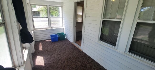 Building Photo - 706 E Lewis St