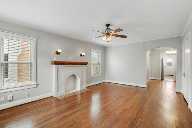 Building Photo - 5924 La Vista Dr