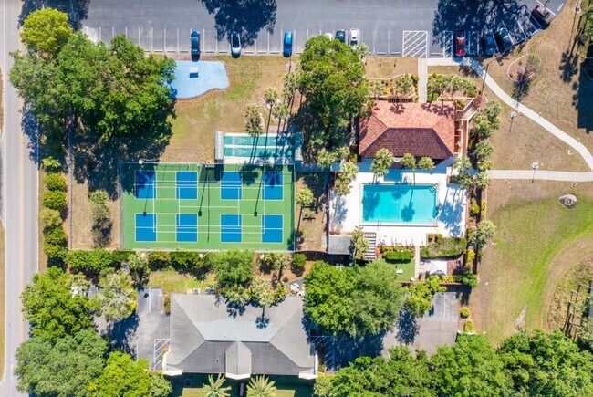 Building Photo - Beautifully Furnished Annual 2BR/2BA Condo...