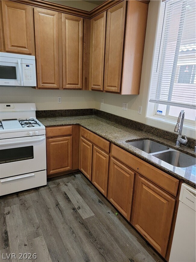Building Photo - 7510 Perla Del Mar Ave