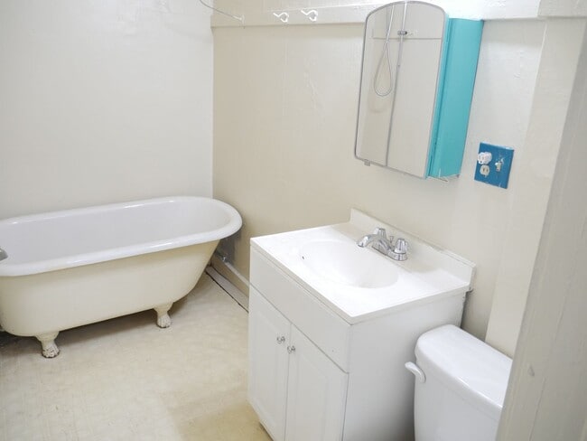 Building Photo - Cute 3 Bedroom 1 Bath Home - MileStone Rea...