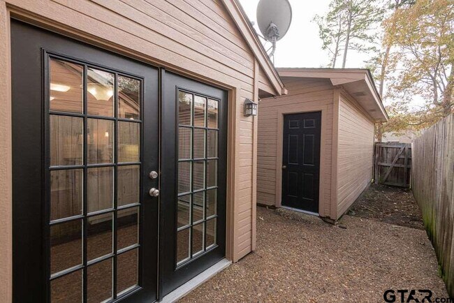 Building Photo - 5917 Hollytree Dr