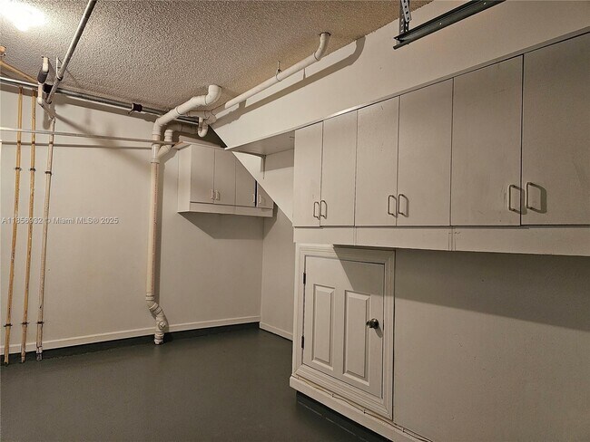Building Photo - 5800 W Sample Rd