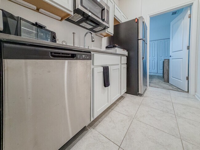 Building Photo - 1 Bedroom / 1 Bathroom Private Furnished Suite Available for Immediate Move-In!