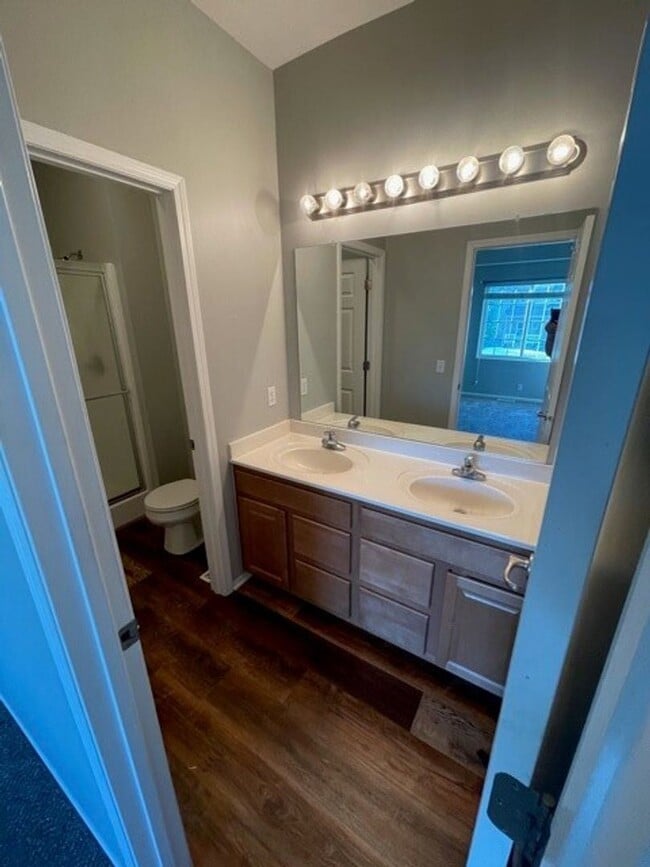 Building Photo - Beautifully Updated Papillion Townhome Nea...