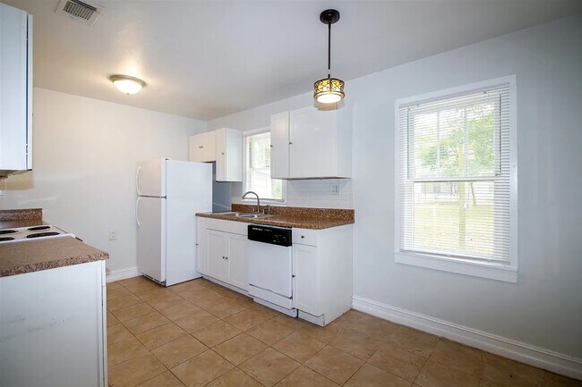 Building Photo - 5016 Saray Way