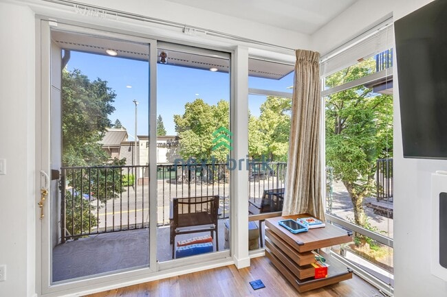 Building Photo - Modern Luxury 3 bedrooms and 2 bathrooms T...