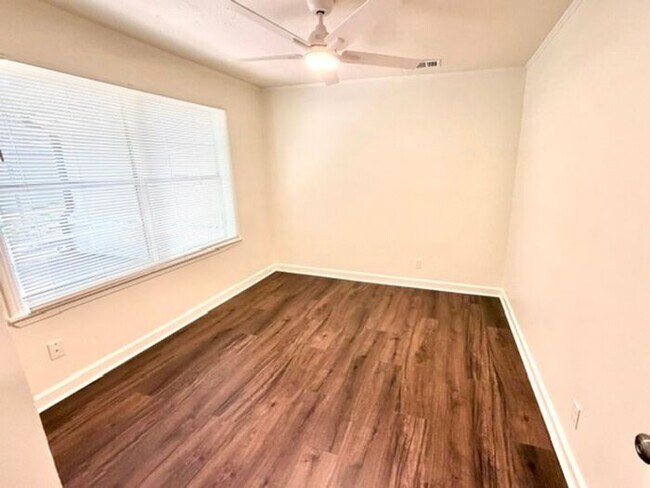Building Photo - Newly Renovated 3BR home in East Memphis near the Botanical Gardens now available!