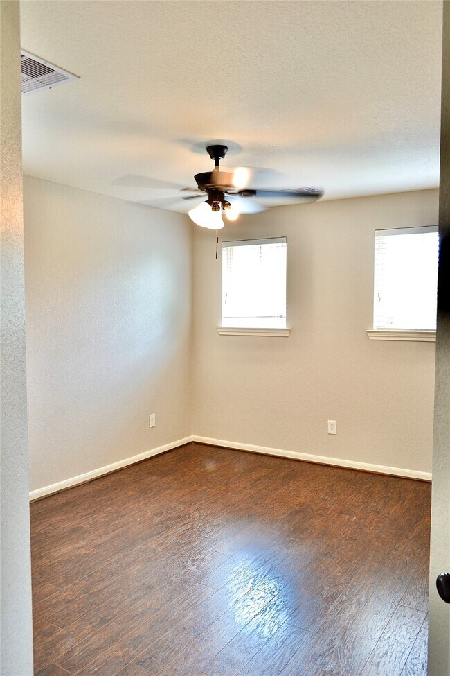 Building Photo - 119 Red Eagle Ct