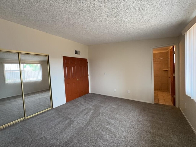 Building Photo - 3733 Sparrow Dr