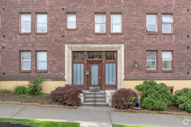 Entrance - Glen Ellen Apartments