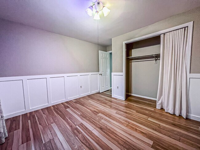 Building Photo - Magnificent 5 Bed 3 Bath Colonial Home Sit...