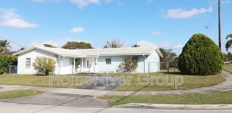 Building Photo - 3325 SW 124th Ct