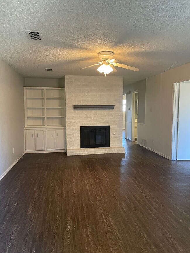 Building Photo - Spacious 3/2/2 with quick access to the Loop