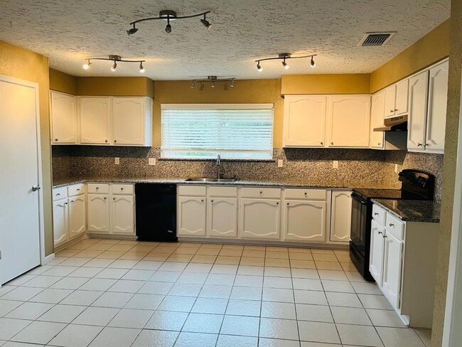 Building Photo - 16203 Ridgegreen Dr