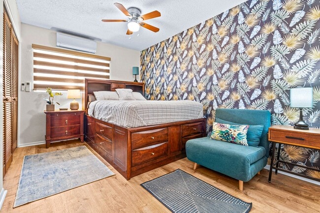 Building Photo - 2nd floor, 2 bedroom/1 bath/2 parking Town...