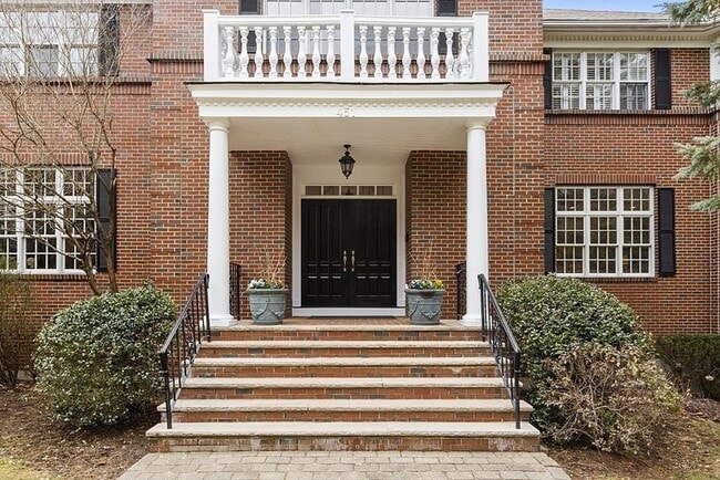 Building Photo - 451 Wellesley St