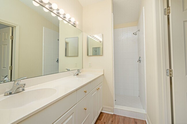 Building Photo - 2/2 Condo in Pelican Bay