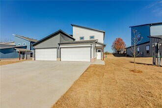 Building Photo - 1603 SW Casuarina Dr