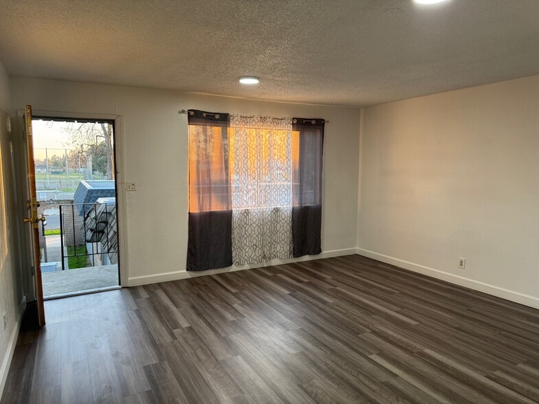 Primary Photo - 3307 E Fairmont Ave