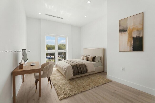 Building Photo - 315 Santander Ave