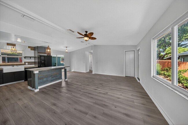 Building Photo - 117 NE 8th St