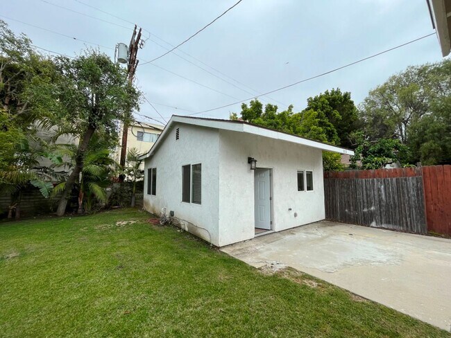 Building Photo - MOVE-IN READY! House w/full guest unit; near to Ventura Blvd!