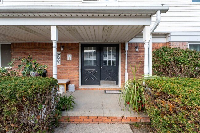 Building Photo - APARTMENT FOR LEASE - 2BD 1BTH NEWLY RENOVATED